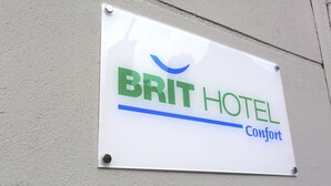 A sign for the Brit Hotel, indicating it is a hotel. - Brit Hotel Calais (Calais)