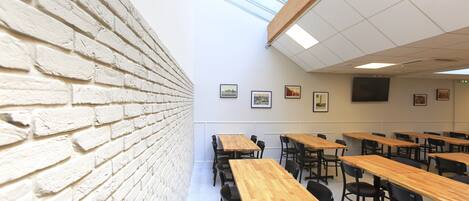 Petit déjeuner buffet (12 EUR par personne)