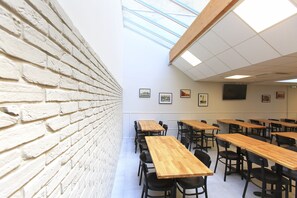 每日供應自助早餐 (每人 EUR12)