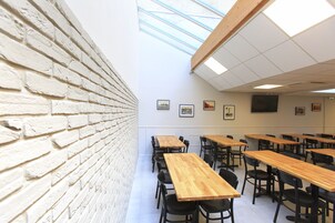 Desayuno buffet diario (EUR 12 por persona)