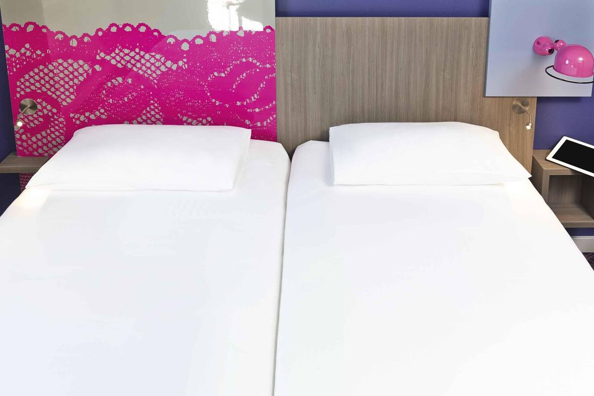 Hochwertige Bettwaren, Schreibtisch, Verdunkelungsvorhänge