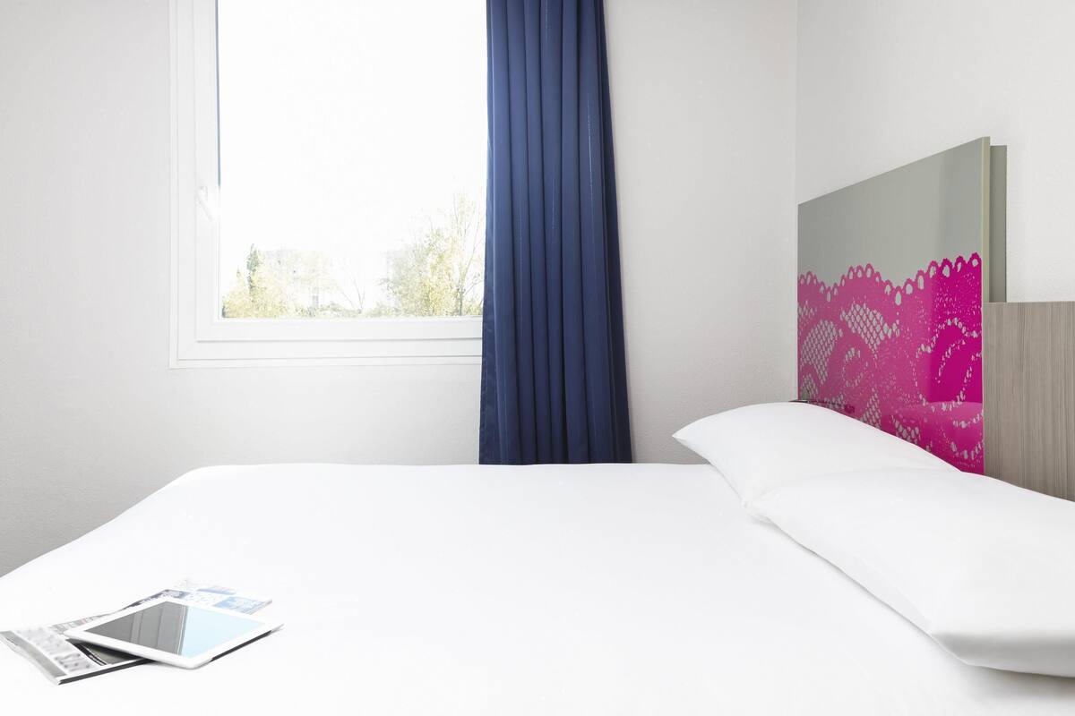 Premium bedding, desk, blackout drapes, soundproofing