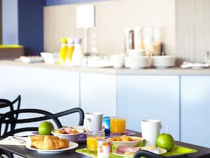 Phục vụ bữa sáng, bữa tối, món Pháp, nhìn ra hồ bơi