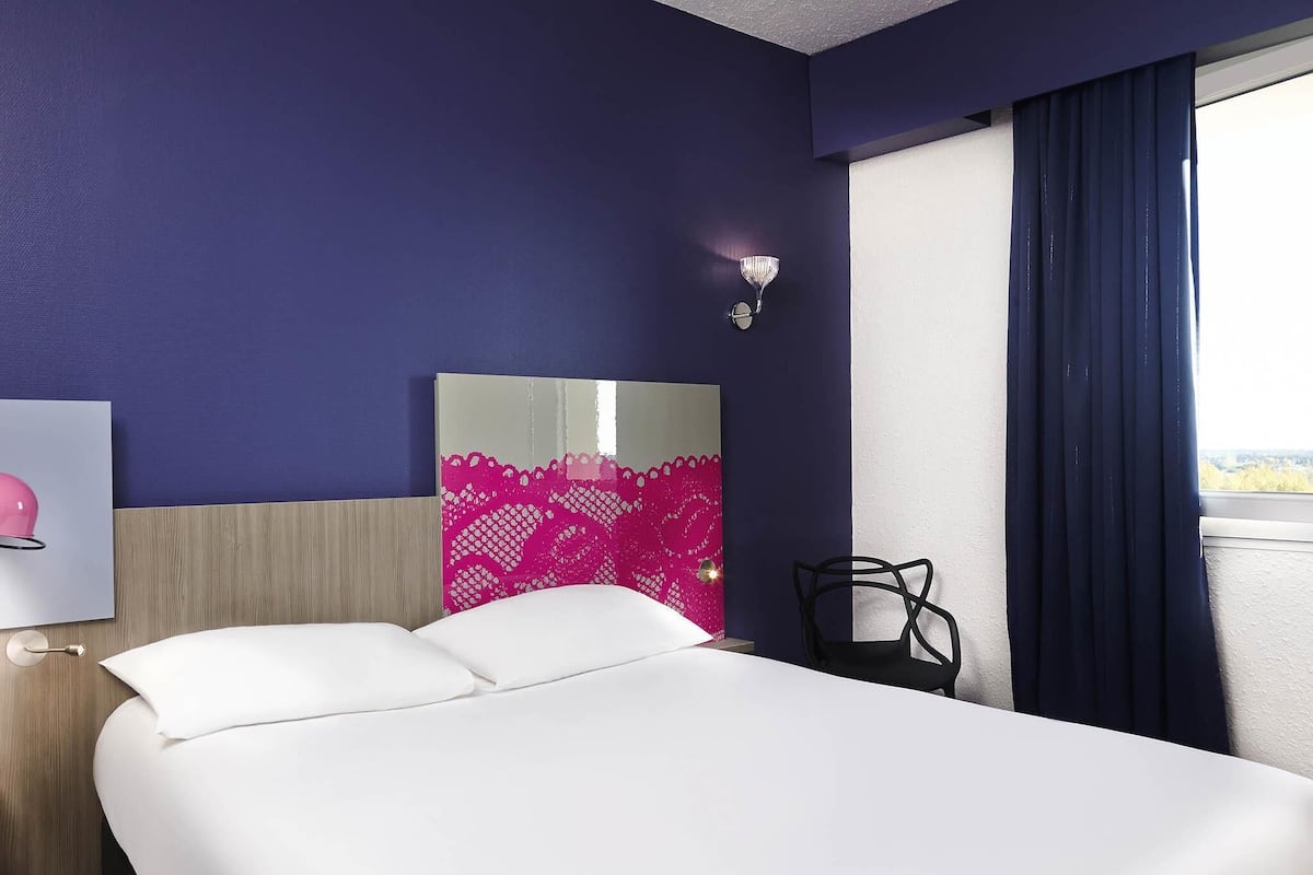 Chambre Standard, 1 lit double | Literie de qualitĂ©, bureau, rideaux dâobscurcissement