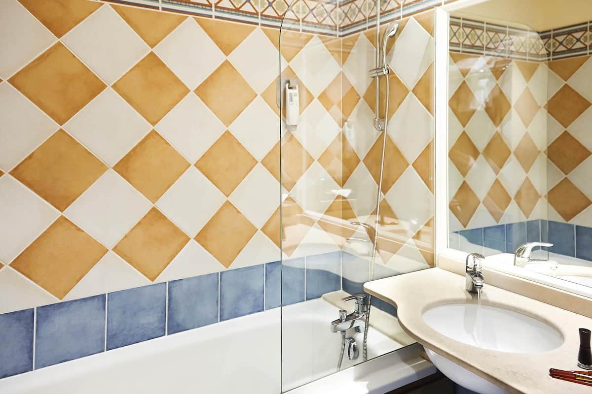 Biancheria da letto di alta qualità, una scrivania, tende oscuranti