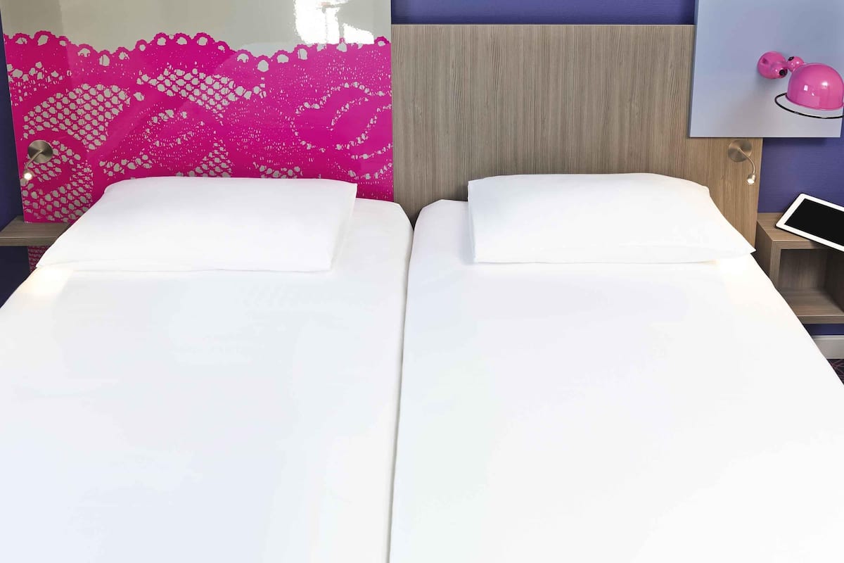 Premium bedding, desk, blackout drapes, soundproofing
