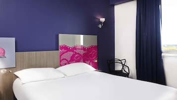 Habitación estándar, 1 cama matrimonial | Ropa de cama de alta calidad, escritorio y cortinas blackout