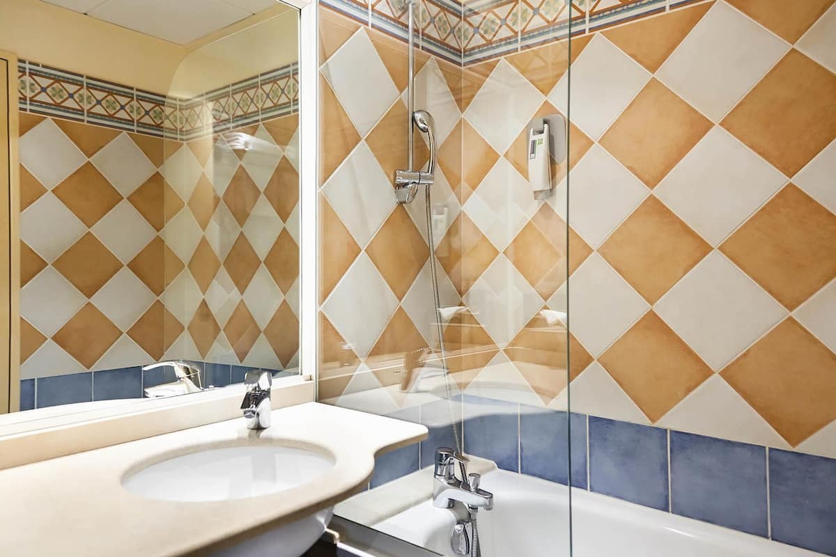 Camera Standard, 1 letto matrimoniale con divano letto | Biancheria da letto di alta qualità, una scrivania, tende oscuranti