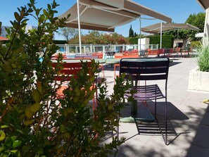 Seasonal outdoor pool, pool umbrellas, pool loungers - ibis Styles Arles Palais des Congrès (Arles)