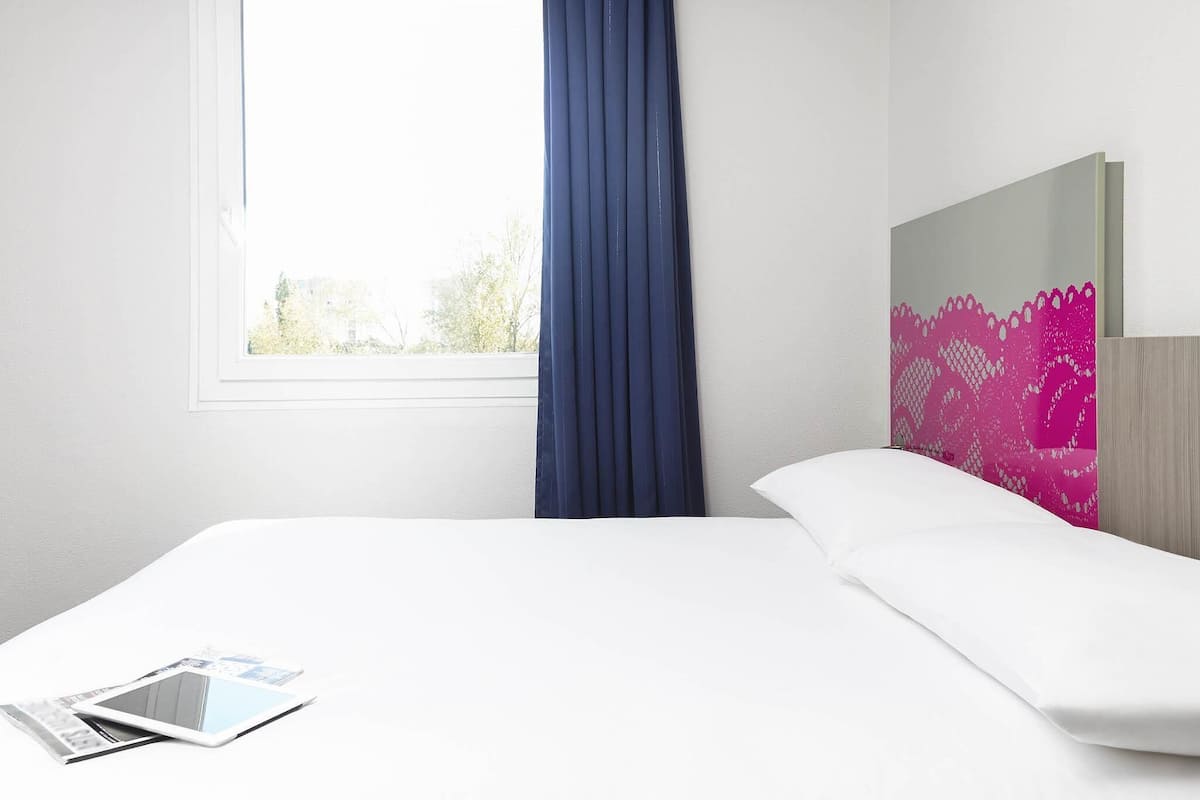 Chambre Standard, 1 lit double et 1 canapĂ©-lit | Literie de qualitĂ©, bureau, rideaux dâobscurcissement