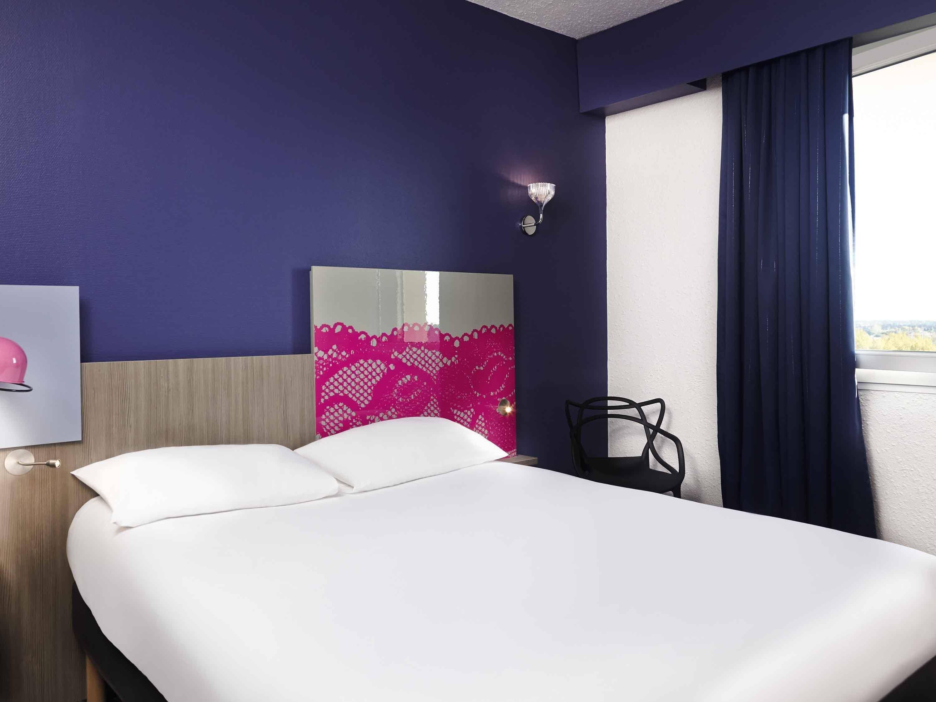 Habitación estándar, 1 cama doble | Ropa de cama de alta calidad, escritorio, cortinas opacas