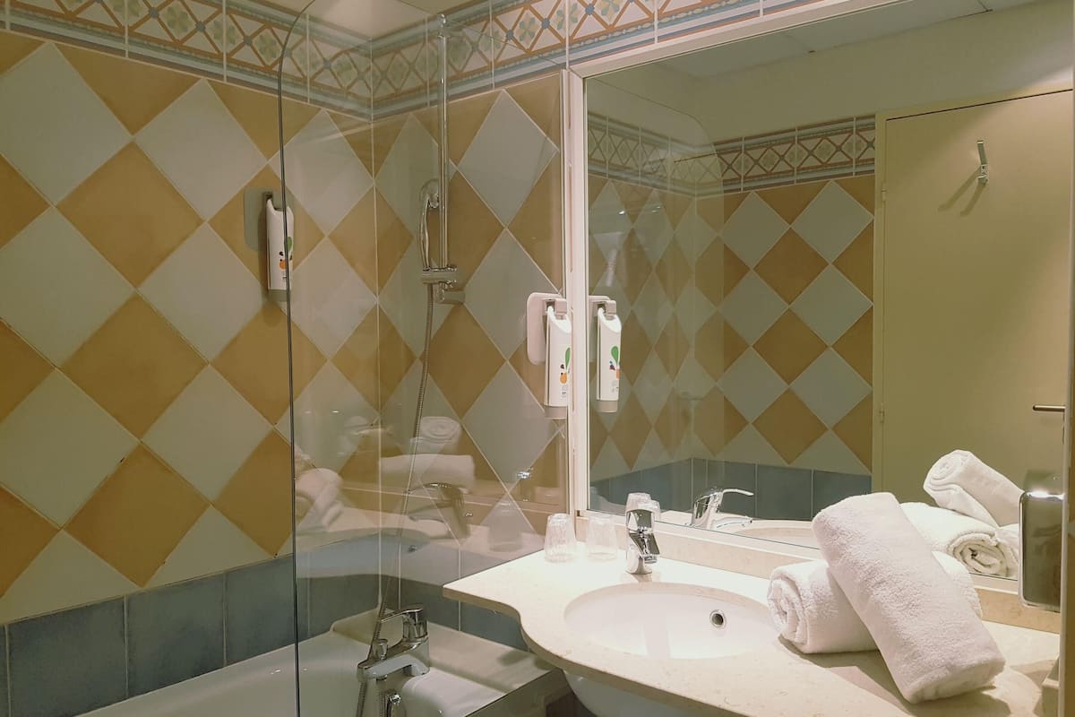 Suite, 2 letti matrimoniali | Biancheria da letto di alta qualità, una scrivania, tende oscuranti