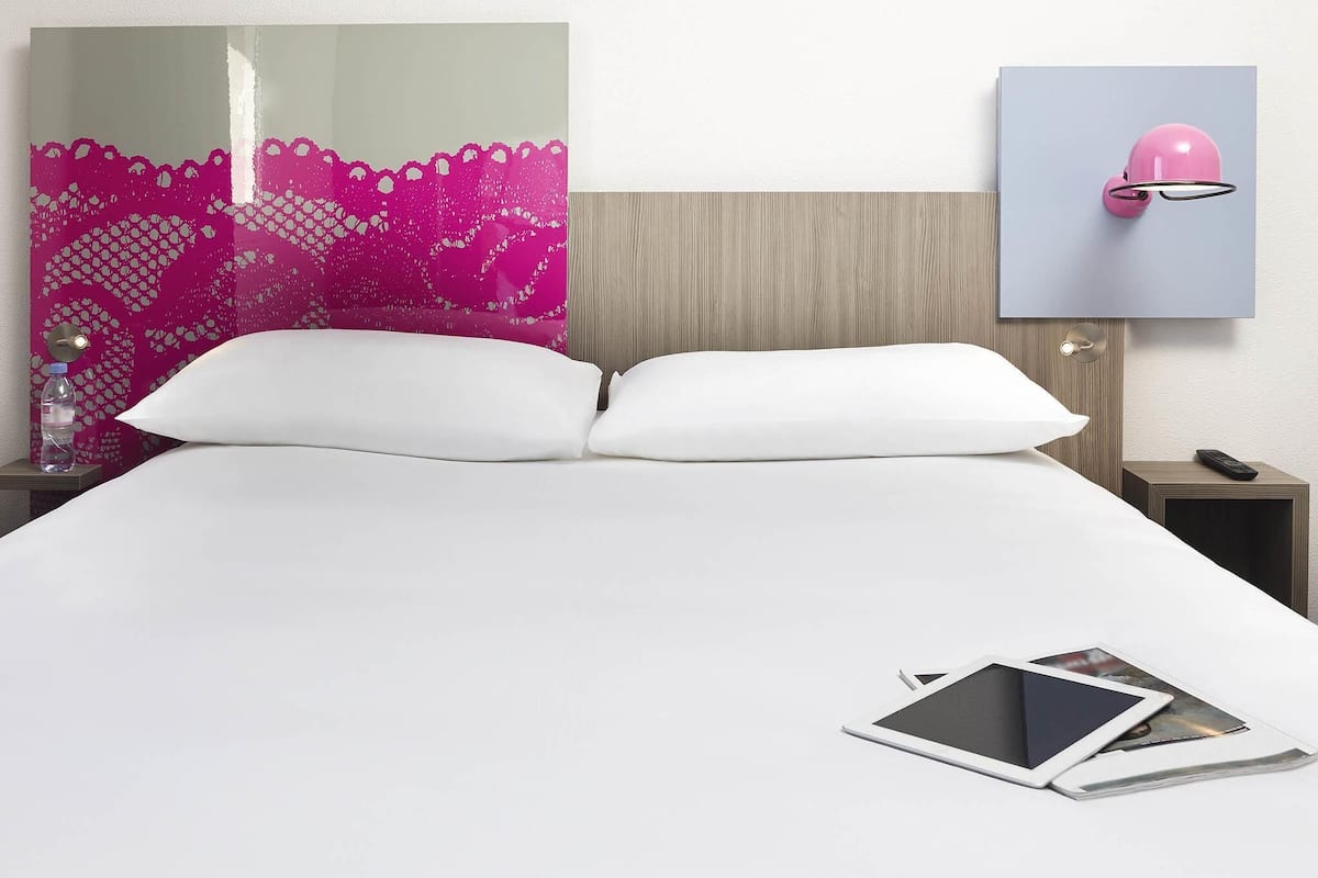 Suite Standard, 2 letti matrimoniali, camere comunicanti | Biancheria da letto di alta qualità, una scrivania, tende oscuranti