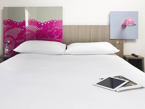 Suite estándar, 2 camas dobles, habitaciones comunicadas | Ropa de cama de alta calidad, escritorio, cortinas opacas
