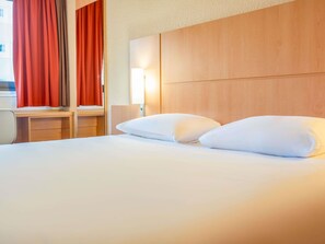 Ropa de cama de alta calidad, camas con pillow-top y escritorio