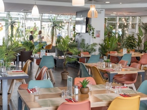 3 restaurants; lunch and dinner served  - ibis Paris 17 Clichy-Batignolles (Paris)