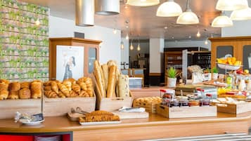 3 restaurantes, com serviço de almoço e jantar; culinária francesa