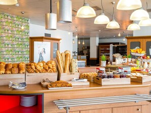 3 restaurants, lunch, dinner served; French cuisine