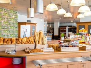 3 restaurants, lunch, dinner served; French cuisine