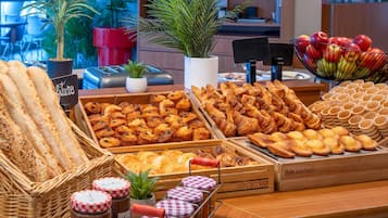 Petit déjeuner buffet servi tous les jours en supplément