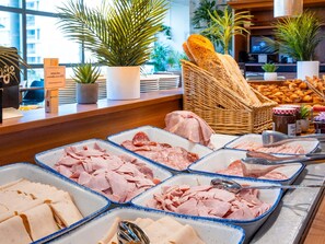 Tägliches Frühstücksbuffet (13.9 EUR pro Person)
