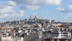 Un paysage urbain dominé par une cathédrale imposante et des immeubles denses.