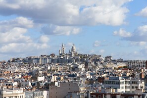 A cityscape with a prominent cathedral and dense urban buildings. - ibis Paris 17 Clichy-Batignolles (Paris)