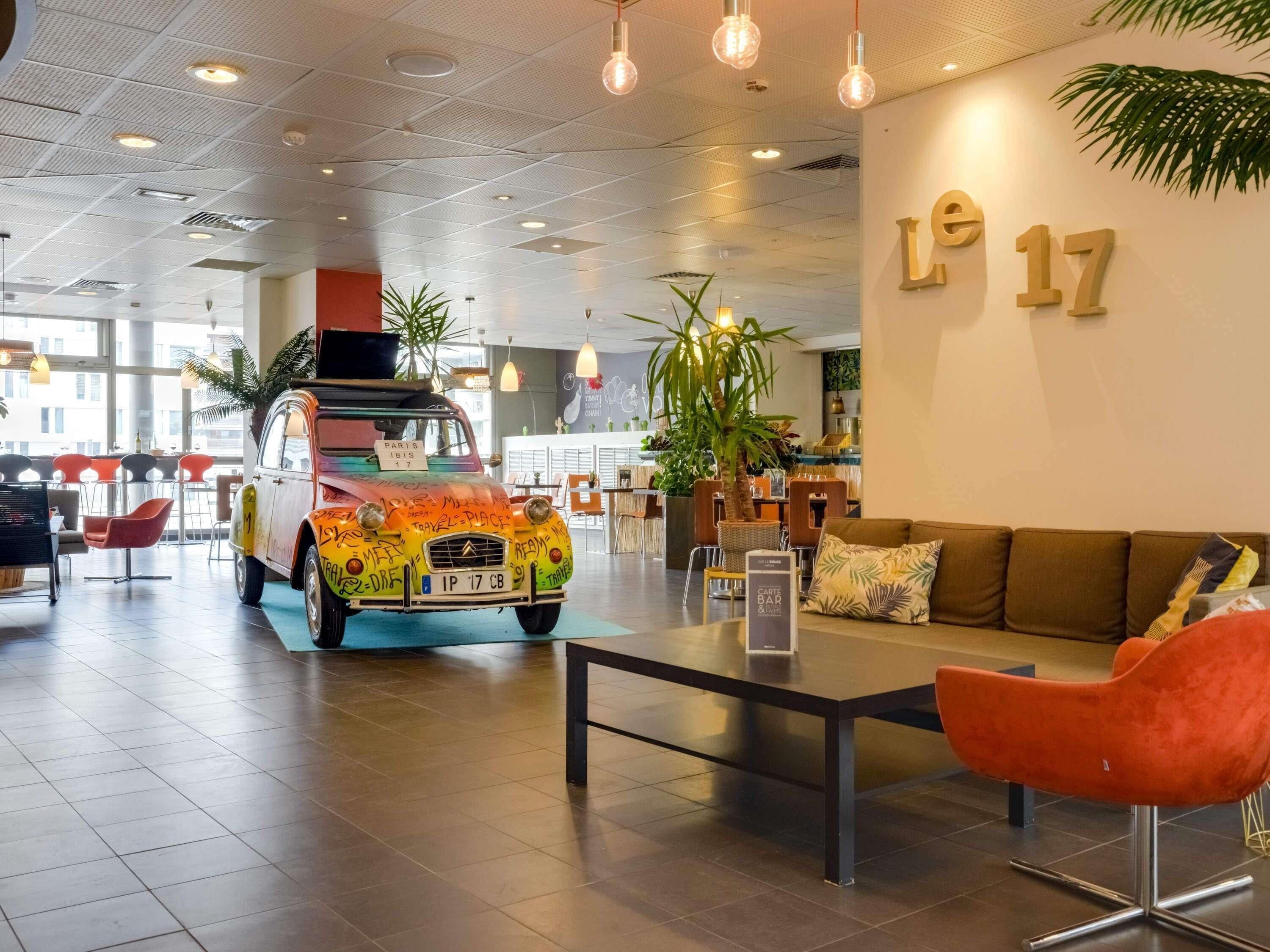3 restaurants servant le déjeuner et le dîner