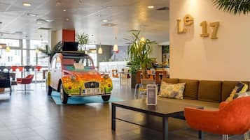 3 restaurants servant le déjeuner et le dîner