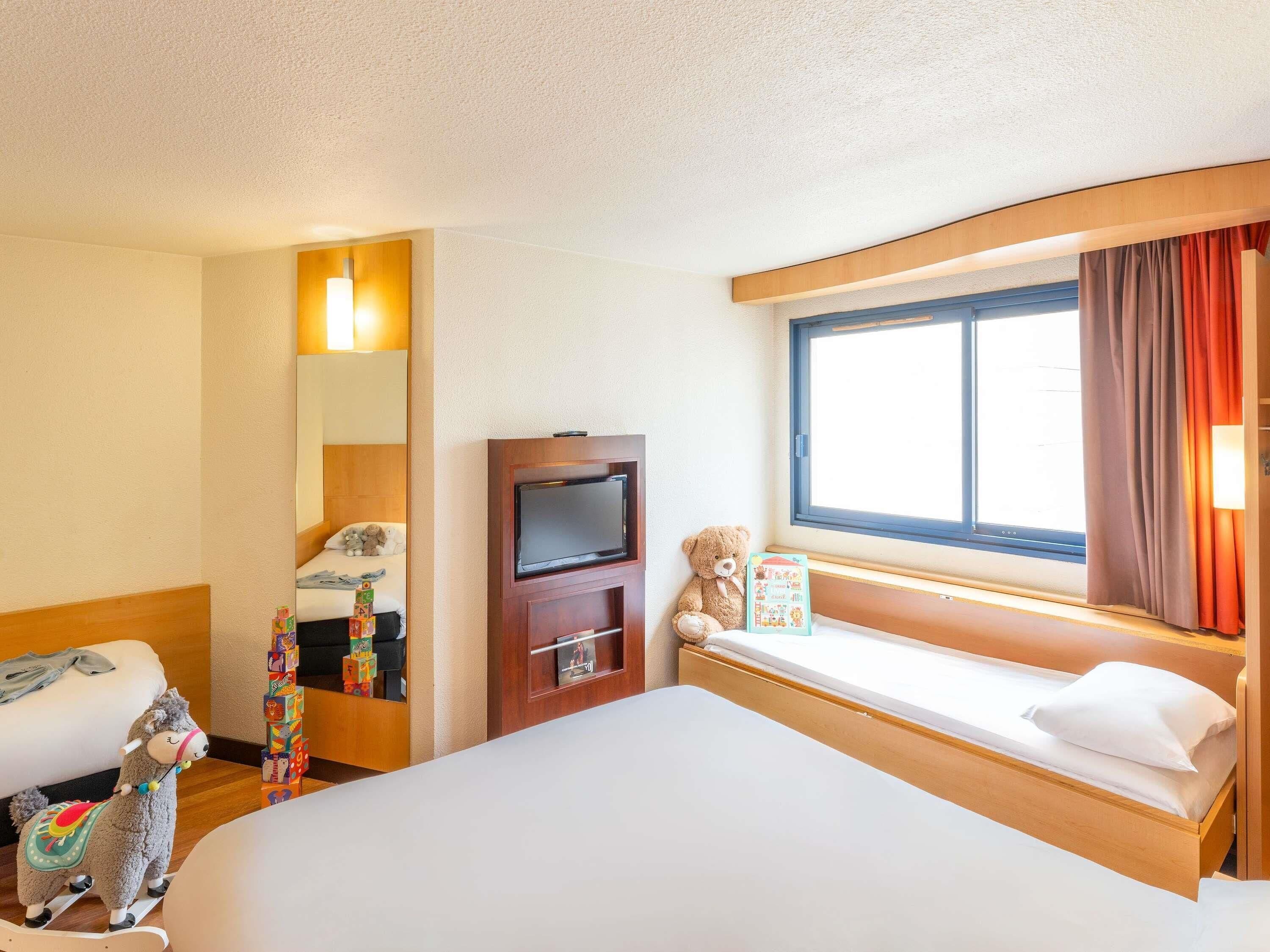 Chambre Standard avec lits jumeaux, Plusieurs lits | Literie de qualité, lit avec matelas à plateau-coussin, bureau
