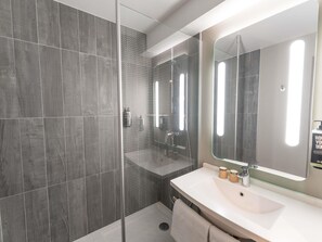 Premium bedding, pillow-top beds, desk, blackout curtains - ibis Paris 17 Clichy-Batignolles (Paris)
