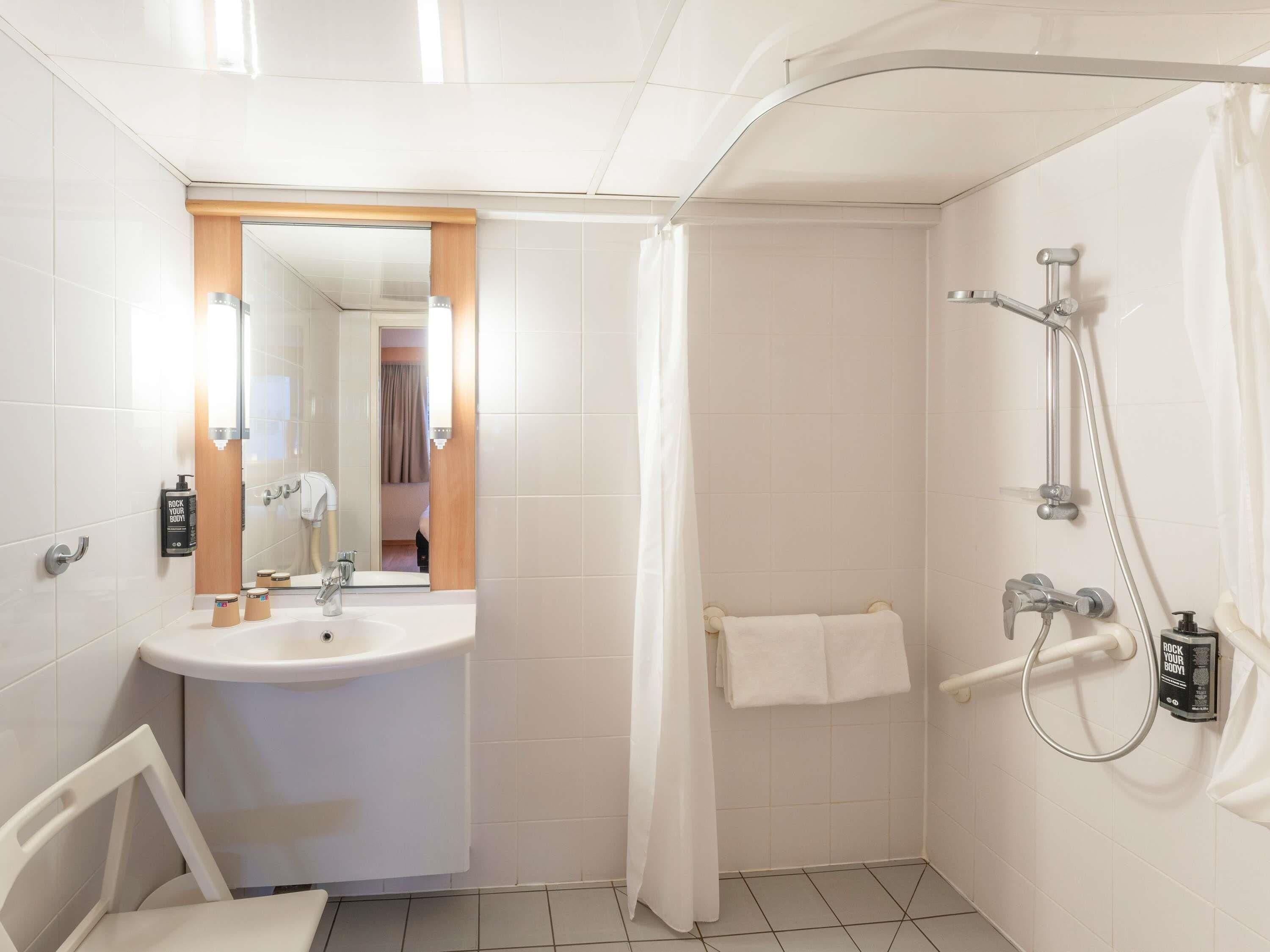 Habitación, 1 cama doble, accesible para personas con discapacidad | Ropa de cama de alta calidad y colchones con acolchado adicional