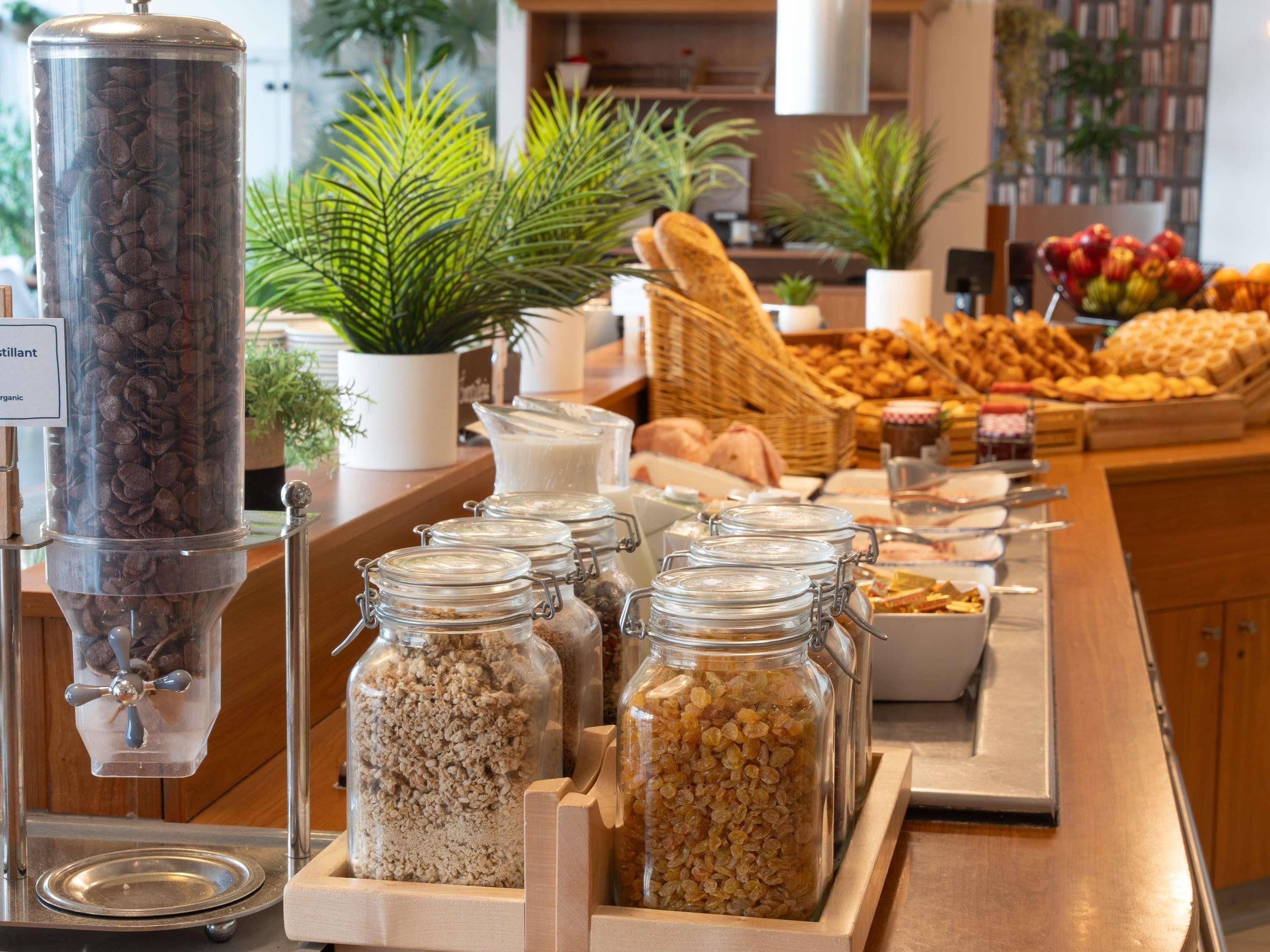 Un bufé con diversas opciones de comida y un dispensador de café.