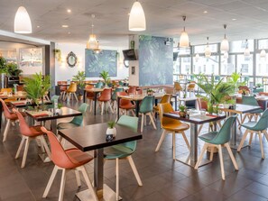 3 Restaurants; Mittagessen und Abendessen werden serviert