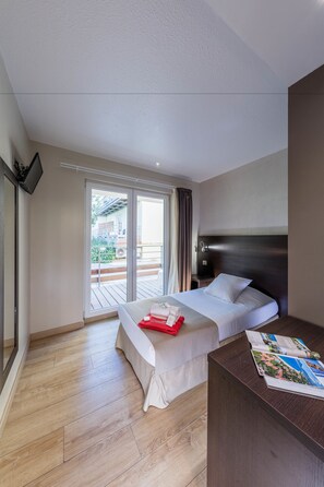 Superior Single Room | In-room safe, free cribs/infant beds, WiFi, bed sheets