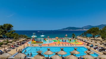 Piscine extérieure, chaises longues