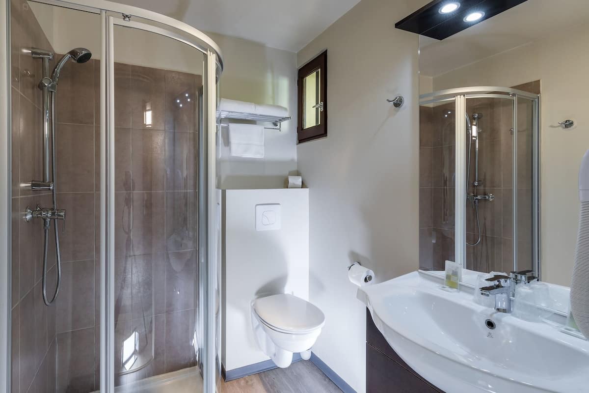 superior single room | bathroom | shower, hair dryer, towels