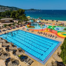 Piscina all'aperto, lettini