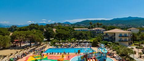 Een buitenzwembad, ligstoelen bij het zwembad