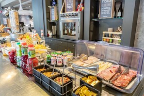 Petit déjeuner buffet (13.50 EUR par personne)