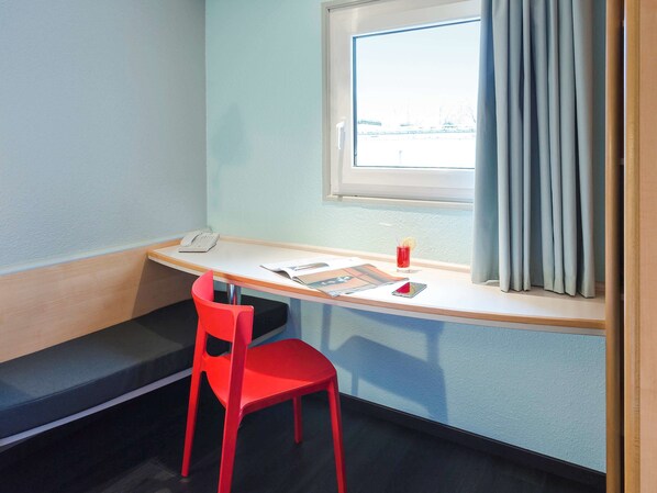 Ropa de cama de alta calidad y caja de seguridad en la habitación 