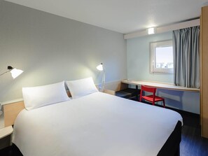 Ropa de cama de alta calidad y caja de seguridad en la habitación 