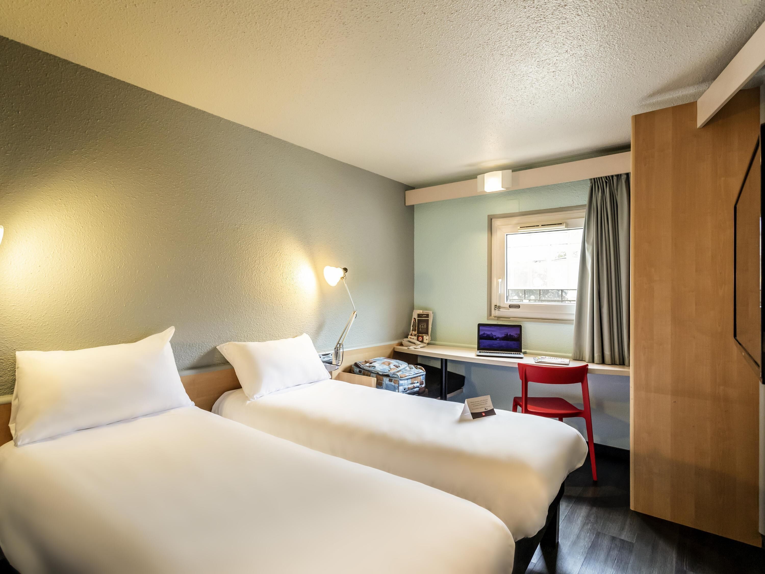 고 급 침구, 객실 내 금고, 책상, 암막 커튼