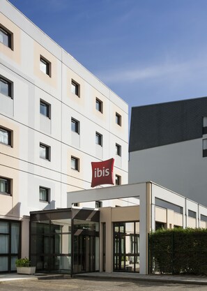Front of property - ibis Bourges (Bourges)