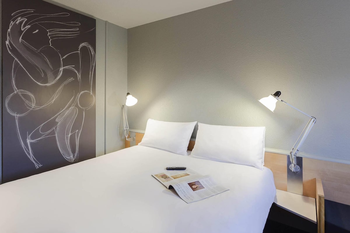 Habitación estándar, varias camas | Ropa de cama de alta calidad y caja de seguridad en la habitación