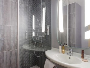 Habitación estándar, varias camas | Baño | Amenidades de baño ecológicas, secadora de cabello, toallas 