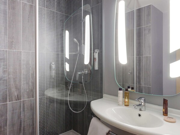Chambre Standard, plusieurs lits | Salle de bain | Articles de toilette écologiques, sèche-cheveux, serviettes fournies