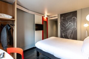 Standard Room, 1 Double Bed | 1 bedroom, premium bedding, in-room safe, desk