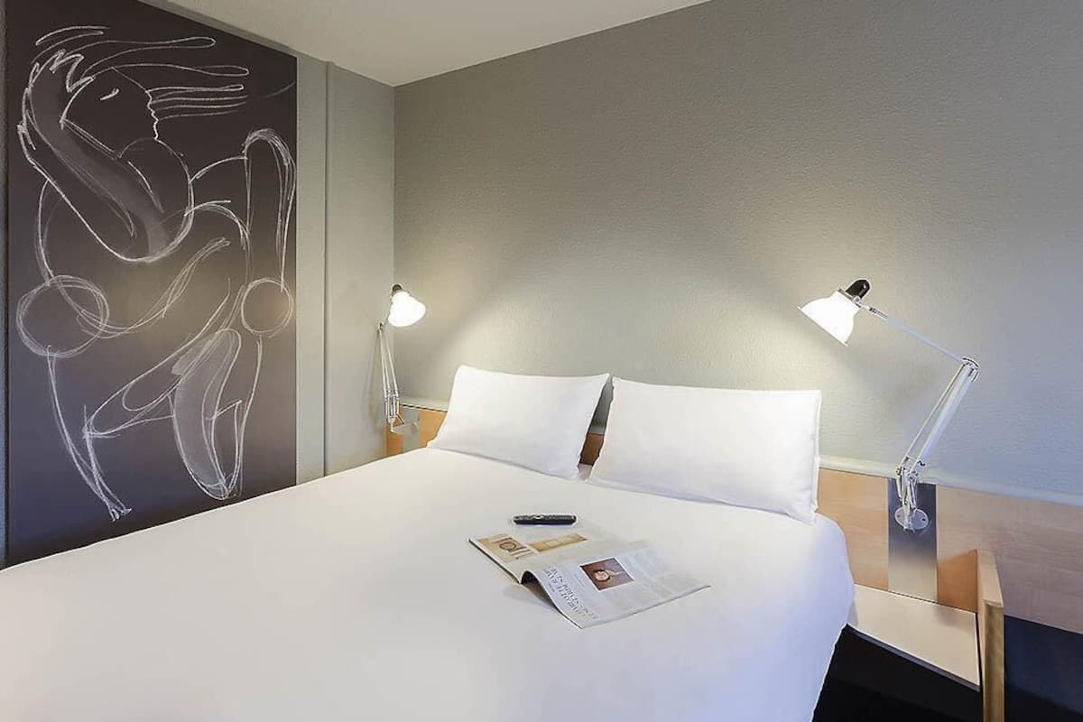 Habitación estándar, 1 cama matrimonial | Ropa de cama de alta calidad y caja de seguridad en la habitación