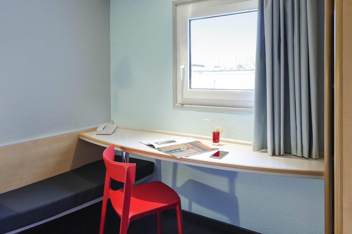 Premium bedding, in-room safe, desk, blackout curtains